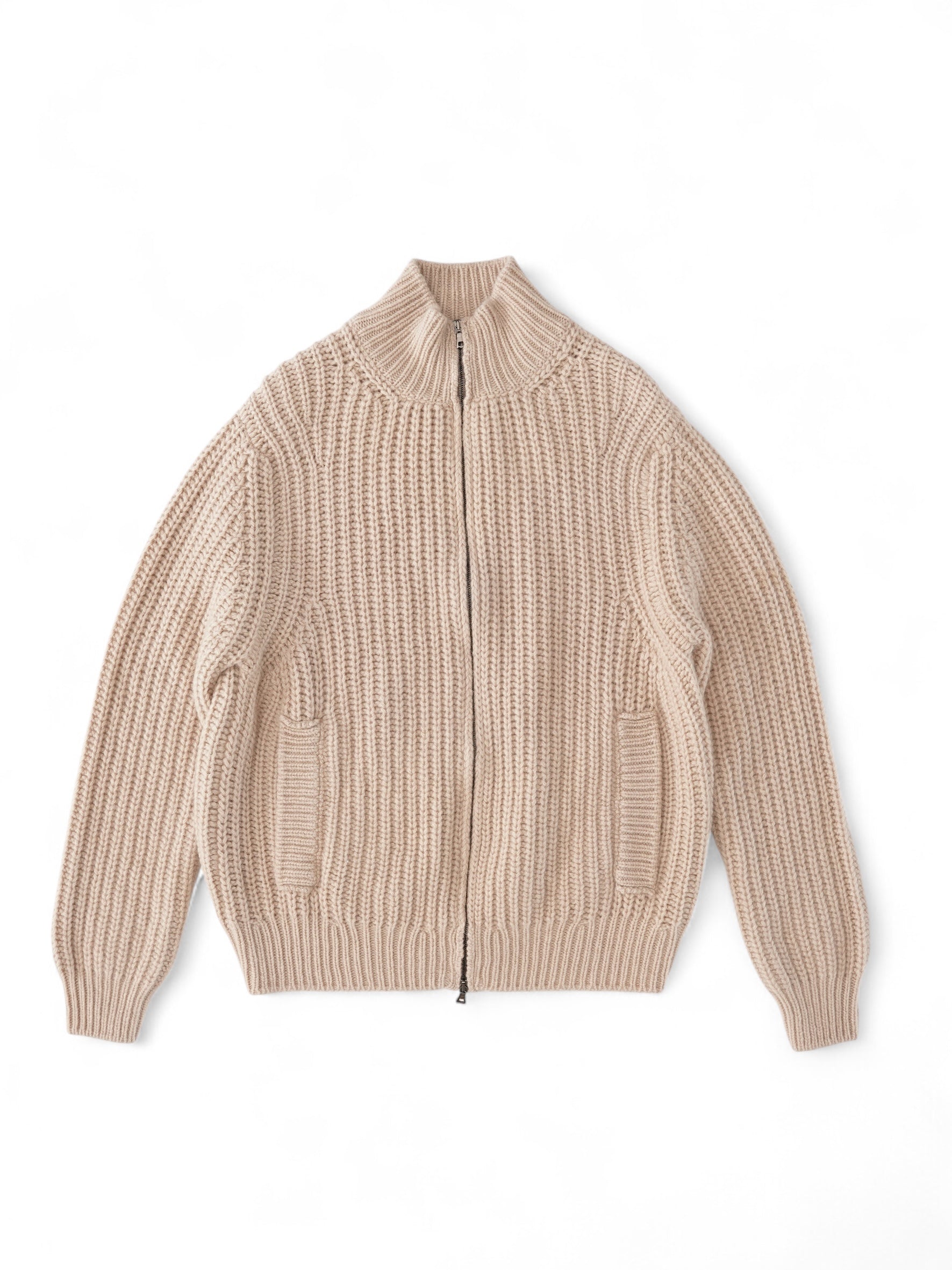 Sandfarbene, grob gestrickte Strickjacke aus Wolle und Cashmere
